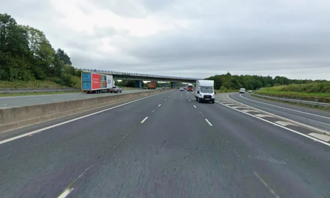 Tinédzser lány esett ki egy mentőautóból az M6-os autópályán – órákig tartó káosz alakult ki