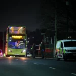 Három gyermek kizuhant egy emeletes busz ablakán Manchesterben