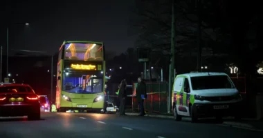 Három gyermek kizuhant egy emeletes busz ablakán Manchesterben
