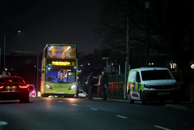 Három gyermek kizuhant egy emeletes busz ablakán Manchesterben