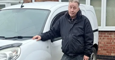 225 fontos büntetést kapott egy idős férfi Angliában, mert kirázta a taknyát a kocsija ablakán