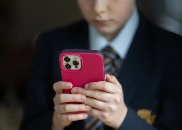 Tényleg betilthatják a közösségi média használatát Nagy-Britanniában a fiataloknak – a brit miniszterelnök is nyilatkozott