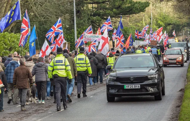 Megkezdték a migránsok áttelepítését egy angliai katonai táborba – hetek óta tartó tiltakozás ellenére Megkezdték a migránsok áttelepítését egy angliai katonai táborba – hetek óta tartó tiltakozás ellenére