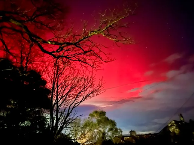Gyönyörű volt a sarki fény az éjjel az Egyesült Királyság éjszakai égboltján