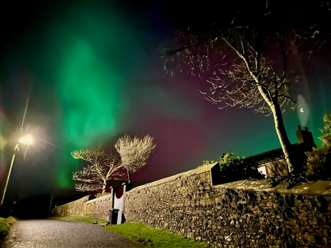 Gyönyörű volt a sarki fény az éjjel az Egyesült Királyság éjszakai égboltján