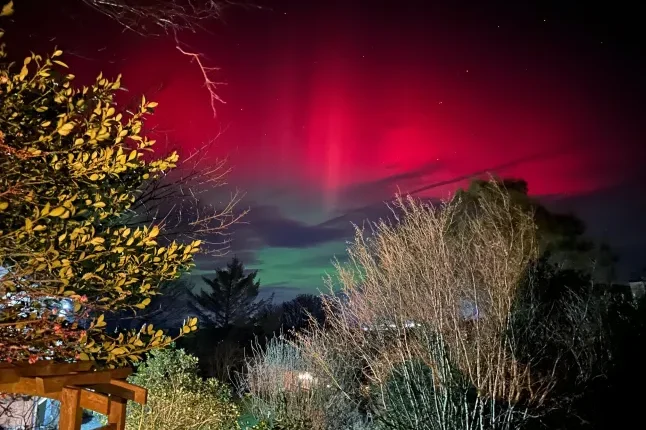 Gyönyörű volt a sarki fény az éjjel az Egyesült Királyság éjszakai égboltján