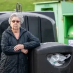 600 fontos bírságot kapott egy nagymama Angliában, miután egy kartondobozt – rajta a címével – kifújt a szél a kukából