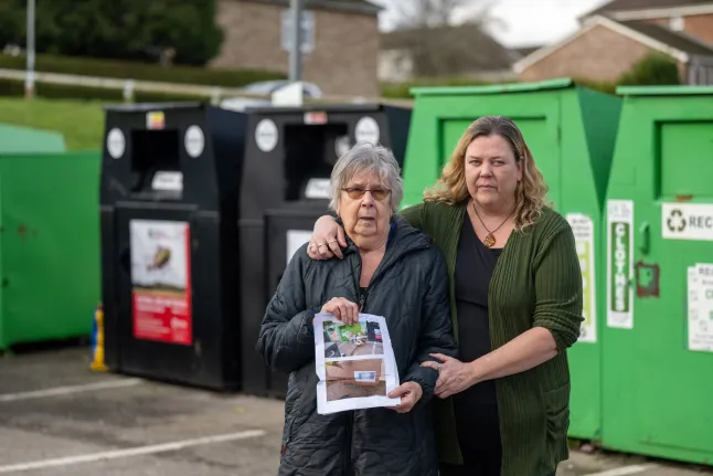 600 fontos bírságot kapott egy nagymama Angliában, miután egy kartondobozt – rajta a címével – kifújt a szél a kukából