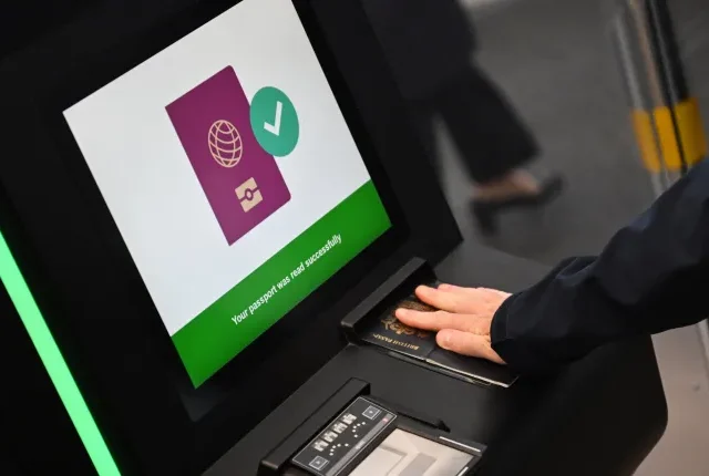 Kevesebb mint két hét maradt: jelentős változás jön a brit útleveleknél és a határbeléptetésnél