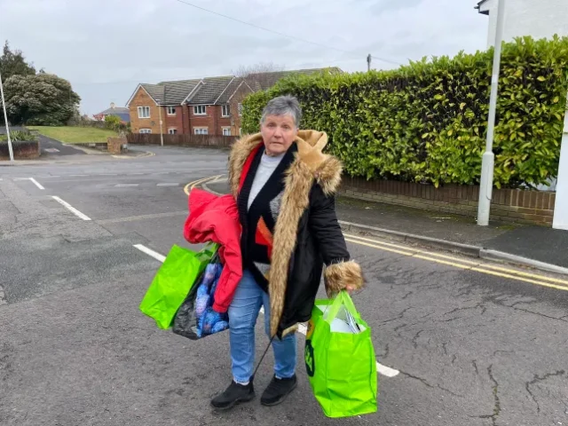 77 éves nyugdíjast lakoltattak ki Angliában egy 30 centiméteres telekhatárvita miatt