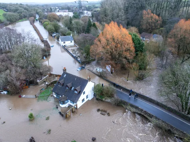 Chandra vihar legfrissebb: járattörlések, áramkimaradások és életveszélyes áradások sújtják az Egyesült Királyságot