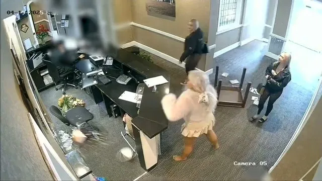 Takonyrészeg fiatal nők randalíroztak egy angliai hotelben: a recepciós elbarikádozta magát akkora felfordulást csináltak