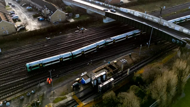 Kisiklott egy vonat Dél-Londonban – egész napos káosz a vasúti közlekedésben