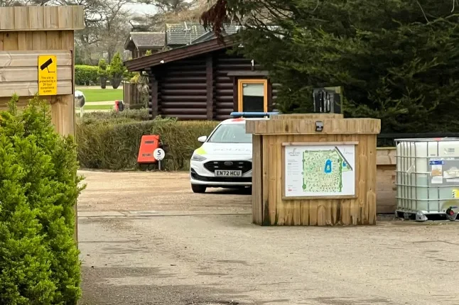 1 nő holttestét egy fagyasztóban, 2 tinédzserét pedig egy apartmanban találták meg Nagy-Britanniában