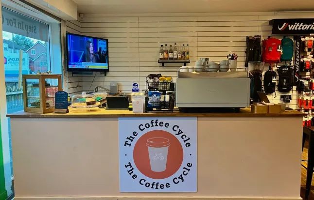 Kirúgtak egy rendőrt Angliában, aki titokban egy kávézóban dolgozott teljes fizetés mellett Kirúgtak egy rendőrt Angliában, aki titokban egy kávézóban dolgozott teljes fizetés mellett