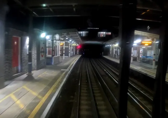 A sínekre zuhant egy ember Londonban, senki nem vette észre és halálra gázolta a metró