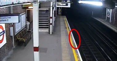 A sínekre zuhant egy ember Londonban, senki nem vette észre és halálra gázolta a metró