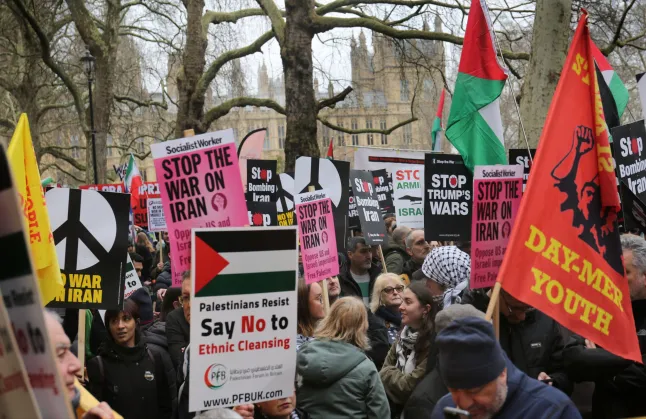 Ezrek vonultak az utcákra Londonban az Irán elleni légicsapások ellen