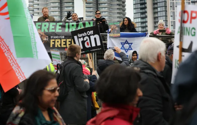 Ezrek vonultak az utcákra Londonban az Irán elleni légicsapások ellen