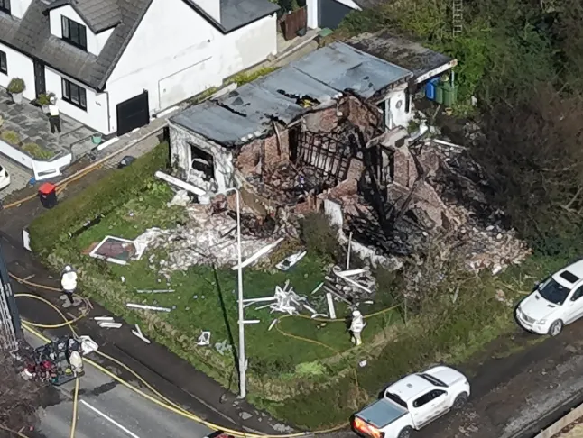 Felrobbant egy családi ház Angliában – gyújtogatás gyanúja miatt letartóztattak egy férfit Felrobbant egy családi ház Angliában – gyújtogatás gyanúja miatt letartóztattak egy férfit