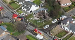 Felrobbant egy családi ház Angliában – gyújtogatás gyanúja miatt letartóztattak egy férfit