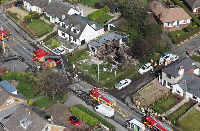 Felrobbant egy családi ház Angliában – gyújtogatás gyanúja miatt letartóztattak egy férfit Felrobbant egy családi ház Angliában – gyújtogatás gyanúja miatt letartóztattak egy férfit