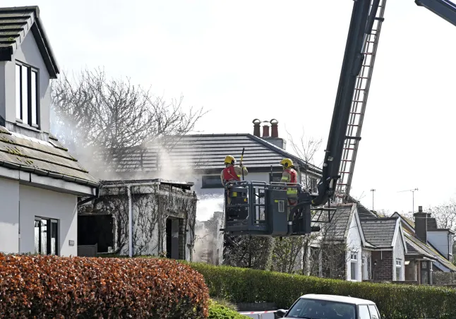 Felrobbant egy családi ház Angliában – gyújtogatás gyanúja miatt letartóztattak egy férfit Felrobbant egy családi ház Angliában – gyújtogatás gyanúja miatt letartóztattak egy férfit