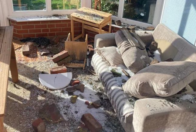 „Olyan volt, mint egy robbanás” - Villámcsapás pusztította el a családi otthon egy részét Angliában „Olyan volt, mint egy robbanás” - Villámcsapás pusztította el a családi otthon egy részét Angliában