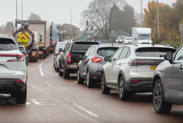 Nagy pénzosztás jön: fejenként akár 830 font járhat autósok millióinak – itt van, hogy igényelhetjük