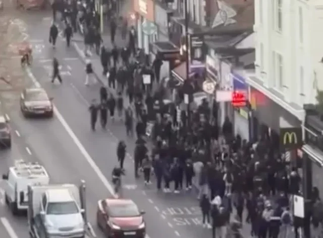 Káosz Londonban: tinédzserek randalíroztak és dúlták fel az utcákat – „Szellemvárossá vált Clapham”