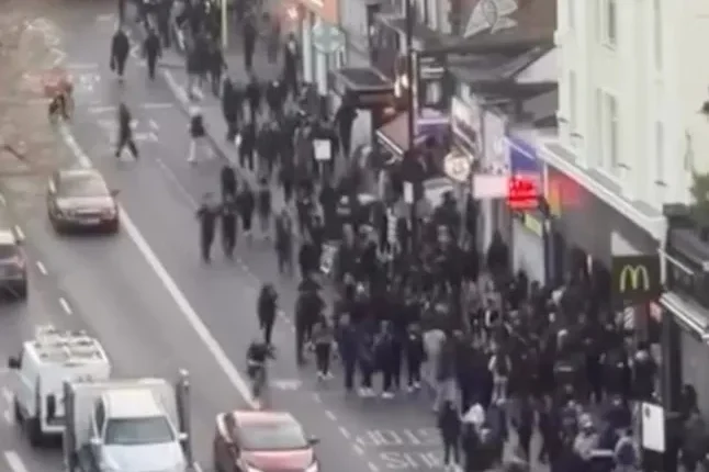 Káosz Londonban: tinédzserek randalíroztak és dúlták fel az utcákat - „Szellemvárossá vált Clapham”