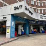 Döbbenetes üzemanyagárak: itt van mennyiért tudsz ma tankolni Anglia legdrágább benzinkútján