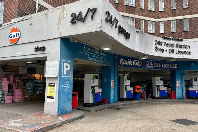 Döbbenetes üzemanyagárak: itt van mennyiért tudsz ma tankolni Anglia legdrágább benzinkútján