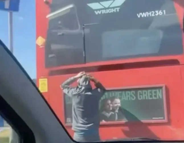 Életveszélyes „spórolás”: busz hátulján kapaszkodva utaznak fiatalok Londonban, hogy megússzák a jegyet