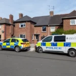 Brutális kutyatámadás ért egy gyermeket Angliában – a szomszédokat be kellett küldeni az otthonaikba, amíg a rendőrök lelőtték az állatot