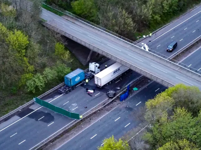 Tragédia az M1-esen Angliában: két tinédzser meghalt, miután autójuk hídról zuhant az autópályára