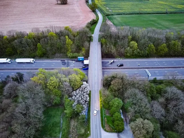 Tragédia az M1-esen Angliában: két tinédzser meghalt, miután autójuk hídról zuhant az autópályára