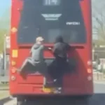 Életveszélyes „spórolás”: busz hátulján kapaszkodva utaznak fiatalok Londonban, hogy megússzák a jegyet