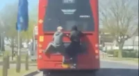 Életveszélyes „spórolás”: busz hátulján kapaszkodva utaznak fiatalok Londonban, hogy megússzák a jegyet Életveszélyes „spórolás”: busz hátulján kapaszkodva utaznak fiatalok Londonban, hogy megússzák a jegyet