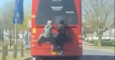 Életveszélyes „spórolás”: busz hátulján kapaszkodva utaznak fiatalok Londonban, hogy megússzák a jegyet