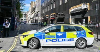 Autó hajtott a tömegbe London szívében – életveszélyes sérültek, gyilkossági kísérlet miatt őrizetben a sofőr
