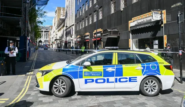 Autó hajtott a tömegbe London szívében – életveszélyes sérültek, gyilkossági kísérlet miatt őrizetben a sofőr