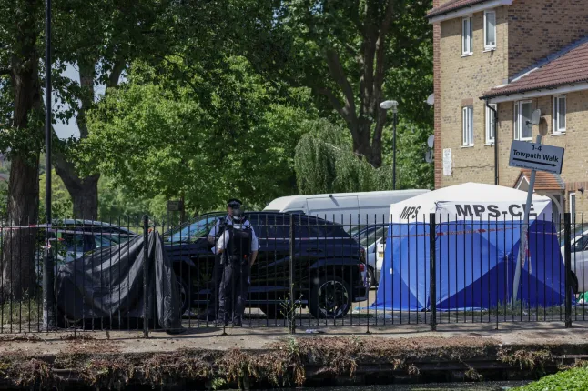 Leszámolás egy londoni házibuliban: machetékkel felfegyverzett csoport rontott be és szúrt le egy fiatalt