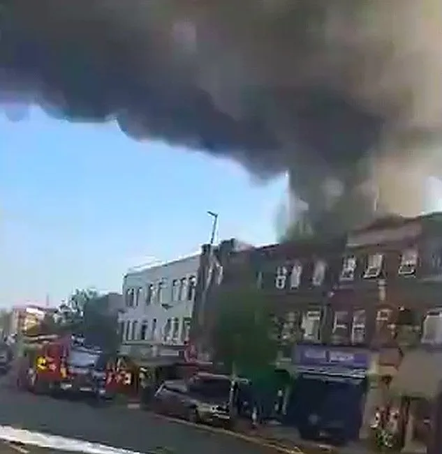 Hatalmas tűz ütött ki egy szupermarketnél London egyik, az angliai magyarok által is sűrűn lakott területén Hatalmas tűz ütött ki egy szupermarketnél London egyik, az angliai magyarok által is sűrűn lakott területén