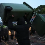 Utcai zavargások, erőszak és elszabadult indulatok Southamptonban – a rohamrendőrökkel csaptak össze a tüntetők