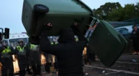 Utcai zavargások, erőszak és elszabadult indulatok Southamptonban - a rohamrendőrökkel csaptak össze a tüntetők