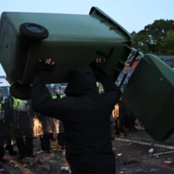 Utcai zavargások, erőszak és elszabadult indulatok Southamptonban - a rohamrendőrökkel csaptak össze a tüntetők SEI_299862286-6214