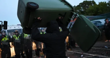 Utcai zavargások, erőszak és elszabadult indulatok Southamptonban - a rohamrendőrökkel csaptak össze a tüntetők