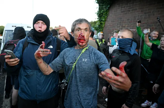 Utcai zavargások, erőszak és elszabadult indulatok Southamptonban - a rohamrendőrökkel csaptak össze a tüntetők Utcai zavargások, erőszak és elszabadult indulatok Southamptonban - a rohamrendőrökkel csaptak össze a tüntetők