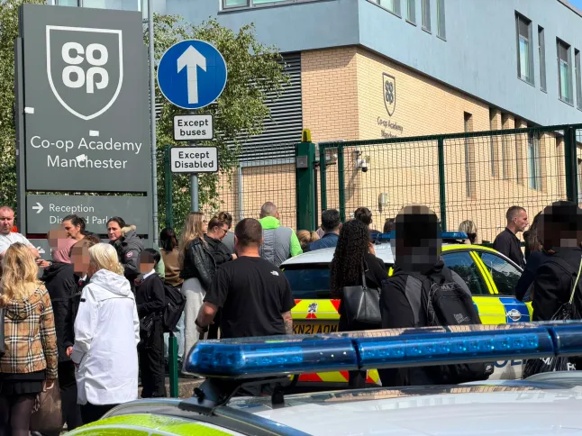 Késelés egy manchesteri iskolában: tanárt szúrt nyakon egy 14 éves lány, és két diák is megsérült Késelés egy manchesteri iskolában: tanárt szúrt nyakon egy 14 éves lány, és két diák is megsérült